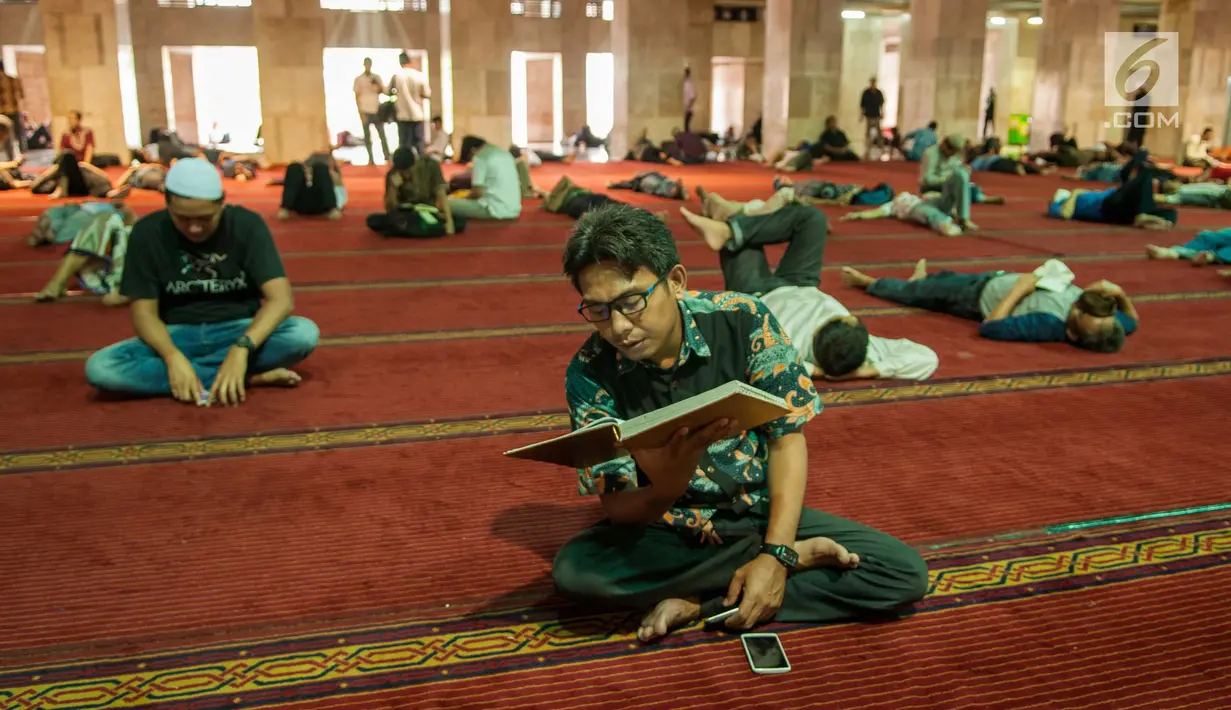 Seorang jamaah membaca kitab suci Al Quran seusai salat Jumat di Masjid Istiqlal, Jakarta, Jumat (2/6). Waktu luang diisi warga dengan membaca Al-quran atau beristirahat di masjid sambil menunggu waktu berbuka puasa. (Liputan6.com/Gempur M Surya)