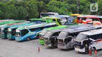 Sejumlah bus terlihat di Terminal Terpadu Pulo Gebang, Jakarta Timur, Kamis (13/4/2023). (merdeka.com/Imam Buhori)