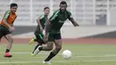Pemain Timnas Indonesia U-22, Marinus Wanewar, mengejar bola saat latihan di Stadion Madya, Jakarta, Selasa (15/1). Latihan ini merupakan persiapan jelang Piala AFF U-22. (Bola.com/Yoppy Renato)
