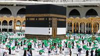 Jemaah mengelilingi Kabah pada awal musim haji di Masjidil Haram, Mekkah, Arab Saudi, Sabtu (17/7/2021). Jumlah jemaah yang akan melaksanakan ibadah haji tahun ini sebanyak 60 ribu. (AFP)