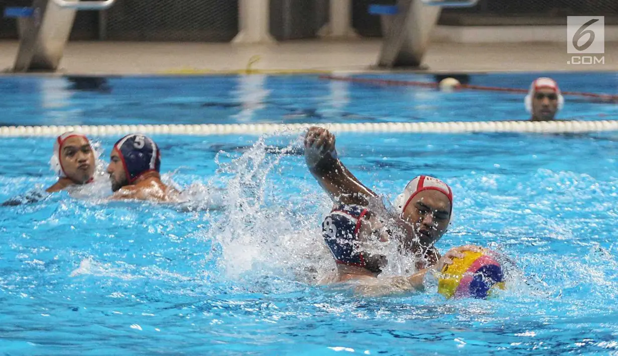 Atlet polo air putra Indonesia berebut bola dengan atlet Serbia saat uji coba di kolam Stadion Akuatik GBK, Jakarta, Rabu (11/7). Selain tanding, para pemain Serbia mengajarkan teknik dan skill kepada tim polo air Indonesia. (Liputan6.com/Faizal Fanani)