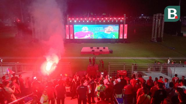 FOTO Nonton Bareng Timnas Indonesia U-23 di Stadion Tambaksari