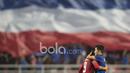 Pemain Timnas Indonesia, Ferdinand Sinaga berpelukan dengan pemain Thailand usai laga Final leg kedua Piala AFF 2016 di Thailand, (17/12/2016). (Bola.com/Vitalis Yogi Trisna)