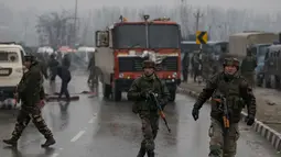 Tentara India berpatroli di dekat lokasi ledakan bom mobil di Lethpora di distrik Pulwama, Kashmir, India (14/2). Menurut kesaksian dari seorang perwira polisi mobil bermuatan bom tersebut meledak usai menabrak konvoi pasukan CRPF. (AP Photo/Dar Yasin)