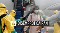 Setiba di Bandara Hang Nadim, Batam hari Minggu (2/2) ratusan WNI dari China sempat disemprot dengan cairan khusus. Cairan tersebut digunakan dalam proses sterilisasi para penumpang pesawat.