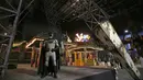 Karakter tokoh superhero Batman terlihat dipajang di taman hiburan Warner Bros, Abu Dhabi, 18 April 2018. Abu Dhabi berencana membuka taman hiburan Warner Bros senilai USD1 miliar (Rp14 triliun) pada Juli mendatang. (AP/Kamran Jebreili)