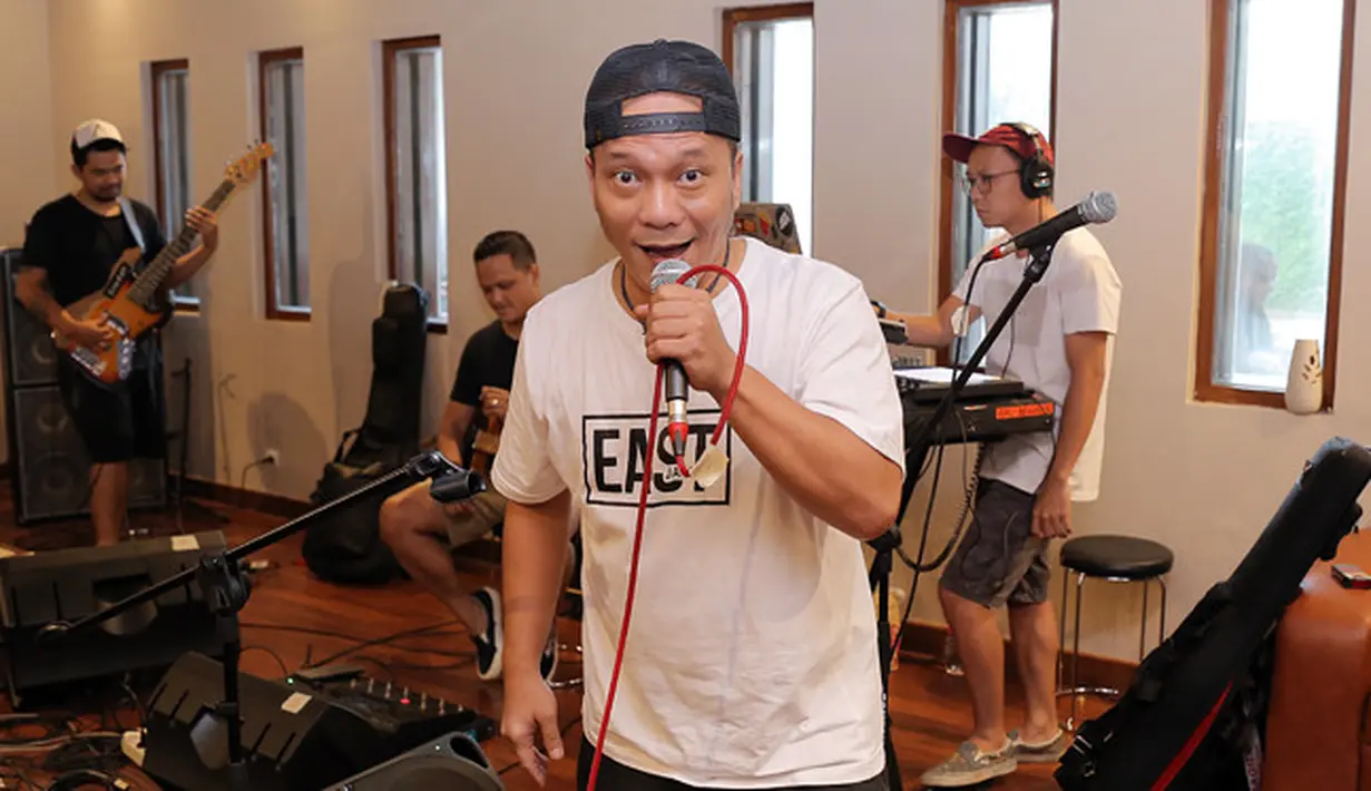 Peraih penghargaan Panasonic Award Pembawa Acara Olah Raga Pria Terbaik (1998-2000) itu tidak sendiri. Ia akan enggandeng beberapa peyanyi lain seperti Saykoji, Ramengvrl dan grup yang digawani Gading Marten, SOB. (Deki Prayoga/Bintang.com)