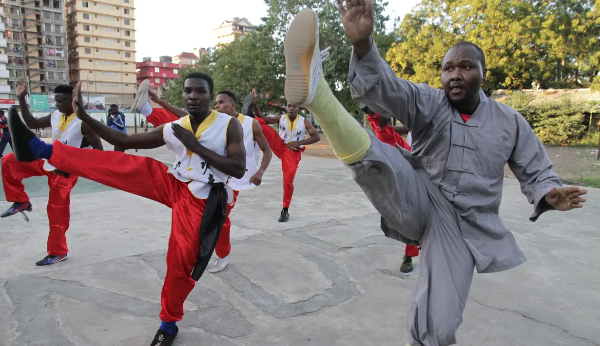 Sejumlah pemuda Tanzania dari Dragon Warriors Club berlatih kungfu di pusat kota Dar es Salaam, Tanzania, pada 25 Agustus 2020. Kungfu, seni bela diri China semakin populer di kalangan anak muda Tanzania. (Xinhua)