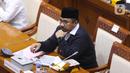 Menteri Agama Yaqut Cholil Qoumas saat mengikuti rapat kerja dengan Komisi VII DPR di Kompleks Parlemen, Senayan, Jakarta, Senin (15/3/2021). Rapat kerja tersebut membahas persiapan penyelenggaraan ibadah haji 1442 H/2021 M dan vaksinasi jemaah haji. (Liputan6.com/Angga Yuniar)