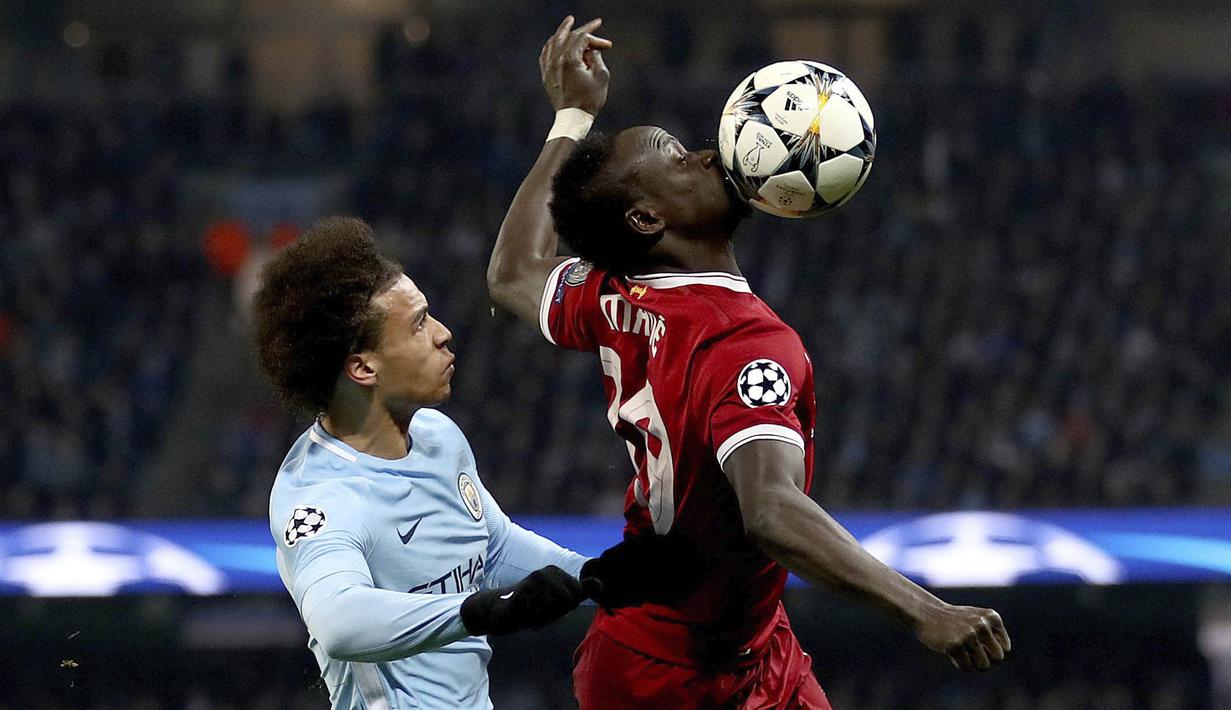 Striker Liverpool, Sadio Mane, duel udara dengan gelandang Manchester City, Leroy Sane, pada laga leg kedua perempat final Liga Champions di Stadion Etihad, Rabu (11/4/2018). Manchester City takluk 1-2 dari Liverpool. (AP/Tim Goode)