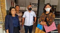 Anggota DPRD Kabupaten Kupang, Octovianus Djefri Pieter La'a didampingi kuasa hukumnya usai menjalani pemeriksaan di Polda NTT (Liputan6.com/Ola Keda)