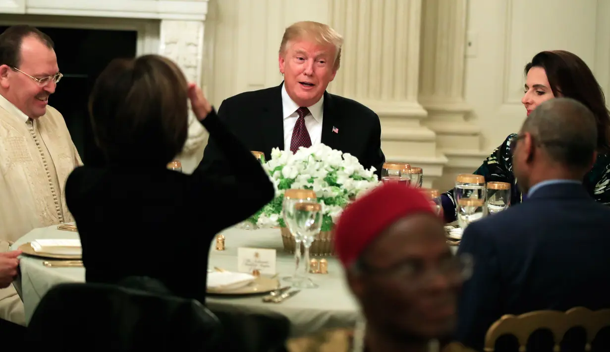 Presiden AS, Donald Trump menggelar acara buka puasa bersama di Ruang Makan Negara di Gedung Putih, Senin (13/5/2019). Buka bersama yang dikemas layaknya jamuan makan malam sesuai tradisi Barat itu mengundang duta besar negara-negara berpenduduk mayoritas muslim. (AP/Manuel Balce Ceneta)