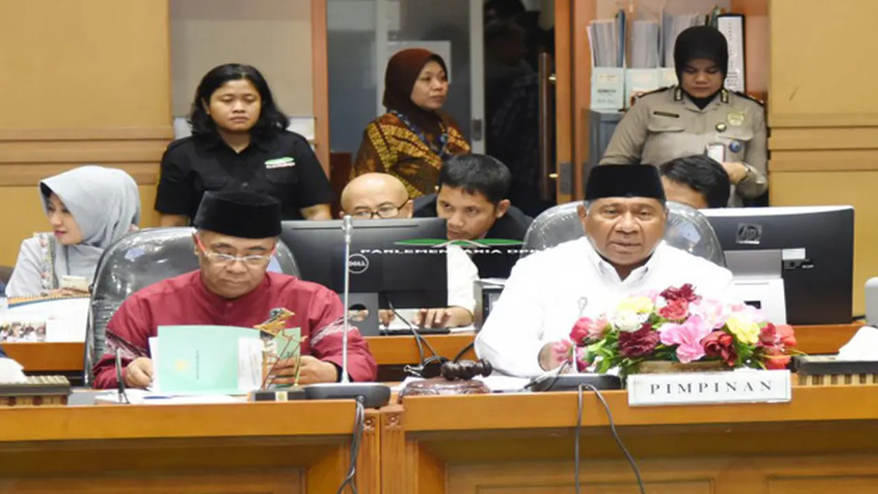 Ketua Komisi VIII DPR RI Ali Taher Parasong saat membacakan kesimpulan Rapat Kerja dengan Kementerian Agama dan Badan Pengelola Keuangan Haji (BPKH) di Gedung DPR RI, Senayan, Jakarta, Kamis (24/5/2018).
