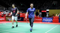 Pebulu tangkis ganda putra Indonesia, Mohammad Ahsan (kanan) dan Hendra Setiawan saat berlatih menjelang turnamen Indonesia Masters 2025 di Istora Senayan, Jakarta, Senin (20/01/2025). (Bola.com/Bagaskara Lazuardi)