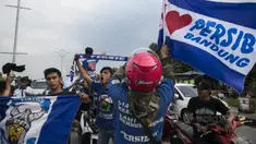 Sejumlah pendukung Persib, Bobotoh, bersuka ria saat tiba di Stadion GBLA Bandung, Jawa Barat, Sabtu (22/7/2017). Bobotoh bersiap menyaksikan laga Liga 1 melawan Persija. (Bola.com/Vitalis Yogi Trisna)