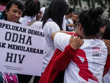 Sejumlah aktivis menggelar aksi damai bertema “Ayo Peluk ODHA” di Bundaran HI, Jakarta, Minggu (28/12/2014). (Liputan6.com/Faizal Fanani)