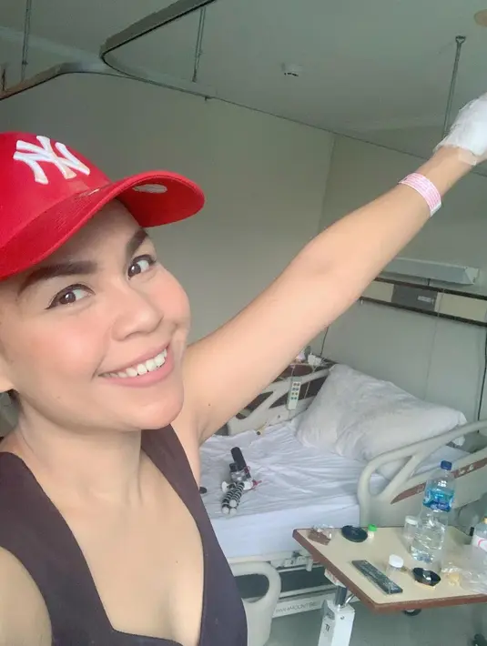 Lima bulan yang lalu, Melaney dinyatakan sembuh dan mengabadikan senyum bahagianya. Pasalnya, kala itu ia juga diizinkan dokter untuk pulang ke rumah setelah menjalani perawatan intensif selama 17 hari di rumah sakit. Meskipun setelah itu masih harus isolasi mandiri. (Instagram/melaney_ricardo)