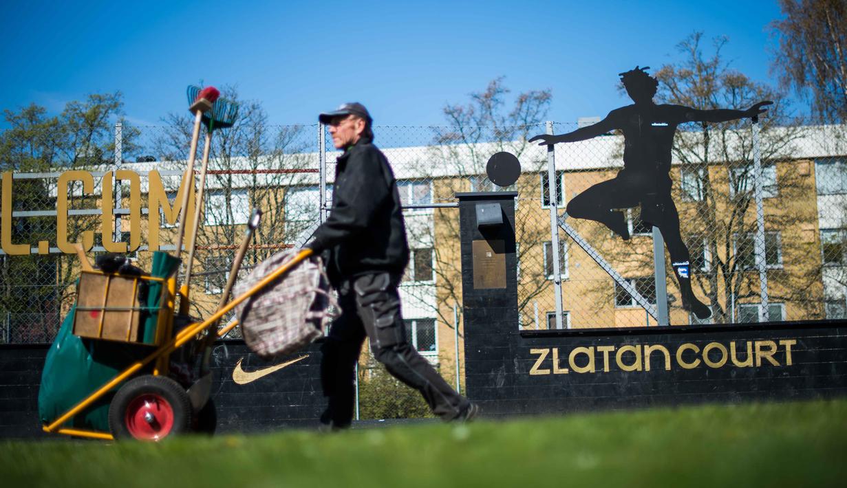 Lapangan ini dinamakan Zlatan Court karena disinilah tempat Zlatan Ibrahimovic belajar bermain bola semasa kecil di  kawasan Rosengard, Malmoe, (2/5/2016). (AFP/Jonathan Nackstrand)