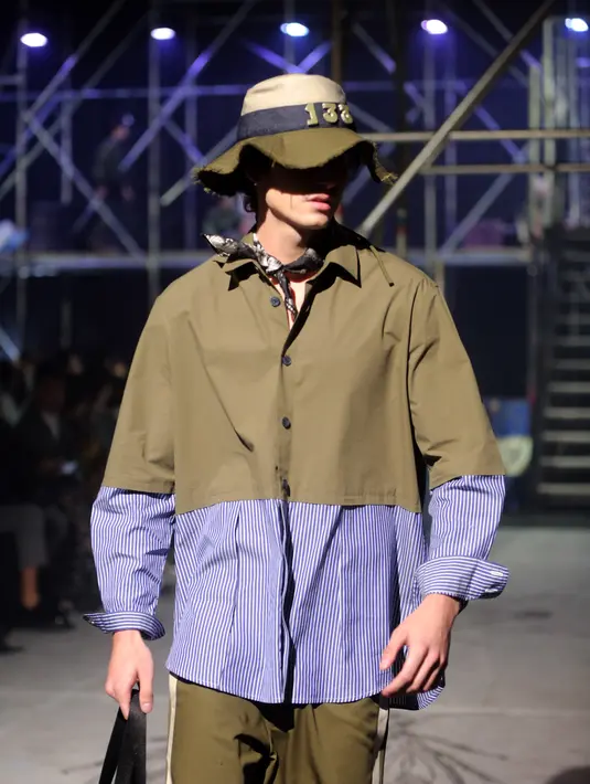 Nuansa temaram yang hening, namun dinamis dan bergejolak, menjadi narasi warna baru untuk koleksi Studio 133 Biyan. [Foto: Document/Fotografer FIMELA]