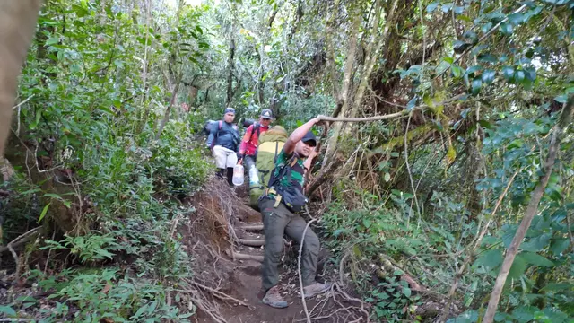 Dengan jalur yang terjal, trek pendakian Puncak Sagara, Garut, Jawa Barat, cukup menantang untuk ditaklukan para pendaki.