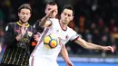 Striker AC Milan, Nikola Kalinic, berusaha melewati bek Benevento, Andrea Costa, pada laga Serie A Italia di Stadion Ciro Vigorito, Benevento, Minggu (3/12/2017). Kedua klub bermain imbang 2-2. (AFP/Carlo Hermann)