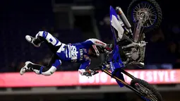 Penampilan Tom Pages asal Prancis dalam final Moto X Freestyle di ESPN X-Games, Stadion Bank AS, Minneapolis, Minnesota, Amerika Serikat, Jumat (20/7). (Sean M. Haffey/Getty Images/AFP)