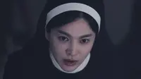 Song Hye Kyo dalam film Dark Nuns. (Next Entertainment World via Soompi)