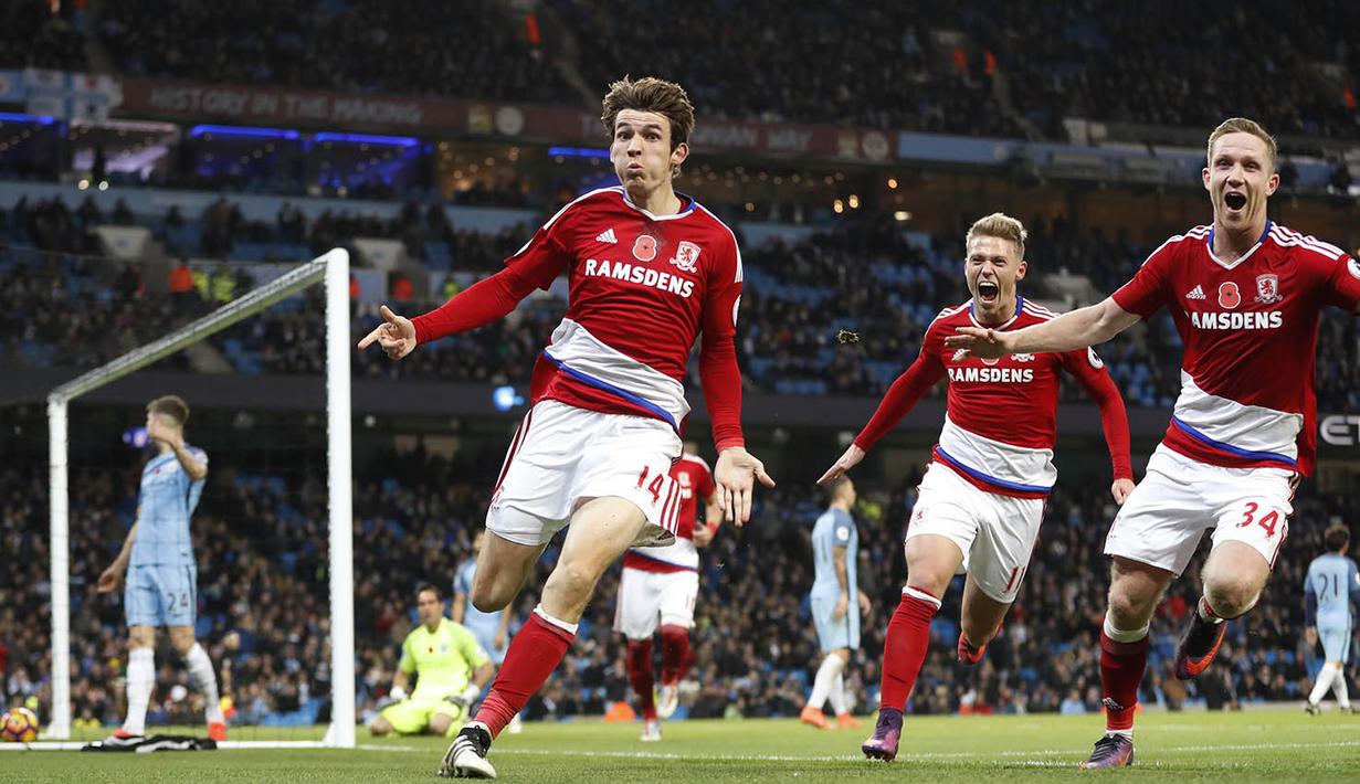 Gelandang Middlesbrough, Marten de Roon, merayakan gol yang dicetaknya ke gawang Manchester City  pada laga Premier League di Ettihad Stadium, Inggris, Sabtu (5/11/2016). Kedua tim bermain imbang 1-1. (Reuters/Carl Recine)