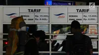 Pemudik anter membeli tiket di Pelabuhan Penyebrangan Merak-Bakauheni, Banten, Rabu (21/6). Hingga H-4 lebaran 2017, belum terlihat penumpukan di dermaga penumpang maupun kendaraan. (Liputan6.com/Helmi Fithriansyah)