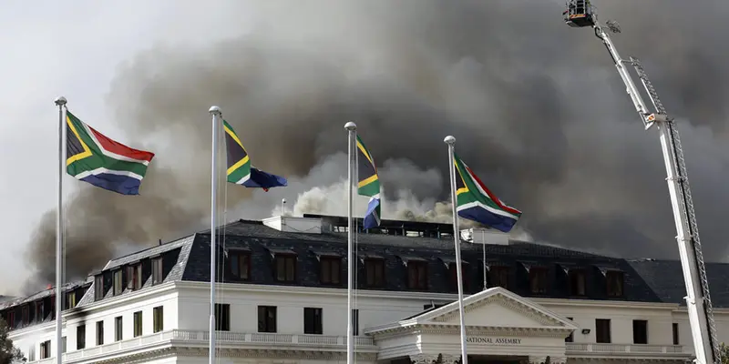 FOTO: Sempat Padam, Gedung Parlemen Afrika Selatan Kembali Terbakar