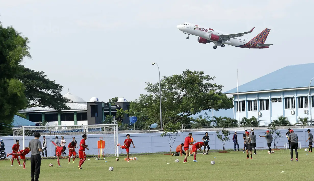 Pemain Persija saat mengikuti sesi latihan di Lapangan Sutasoma Halim, Jakarta, Jumat (29/12/2017). Macan Kemayoran mendatangkan striker asal Kroasia, Marco Simic, untuk dua musim ke depan. (Bola.com/M Iqbal Ichsan)