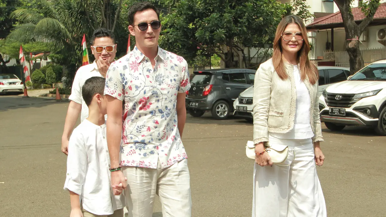 [Bintang] Tamara Blezynski dan Mike Lewis di Pernikahan Kimberly Ryder