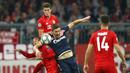 Bek Bayern Munchen, Benjamin Pavard, duel udara dengan pemain Red Star Belgrade, Milan Pavkov, pada laga Liga Champions di Red Star Belgrade, Rabu (18/9/2019). Bayern Munchen menang 3-0. (AP/Matthias Schrader)