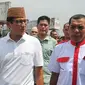 Wakil Gubernur terpilih DKI Jakarta Sandiaga Uno menyambangi Pasar Jatinegara, Jakarta Timur, Jumat (12/5). Sandiaga ke Pasar Jatinegara untuk meninjau harga kebutuhan pokok menjelang Lebaran. (Liputan6.com/Yoppy Renato) 