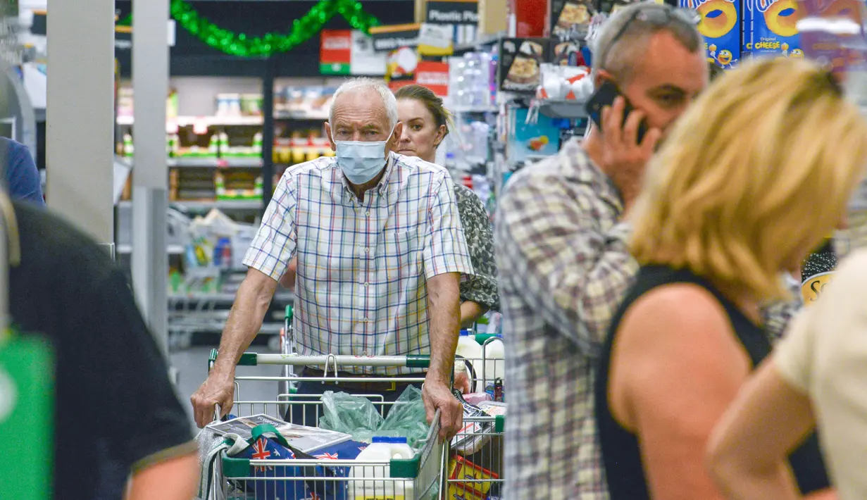Orang-orang mengantre di supermarket setelah pemerintah negara bagian Australia Selatan mengumumkan penguncian (lockdown) di Adelaide pada Rabu (18/11/2020). Otoritas Australia Selatan memberlakukan lockdown selama enam hari untuk mengendalikan penyebaran virus corona. (Brenton EDWARDS/AFP)