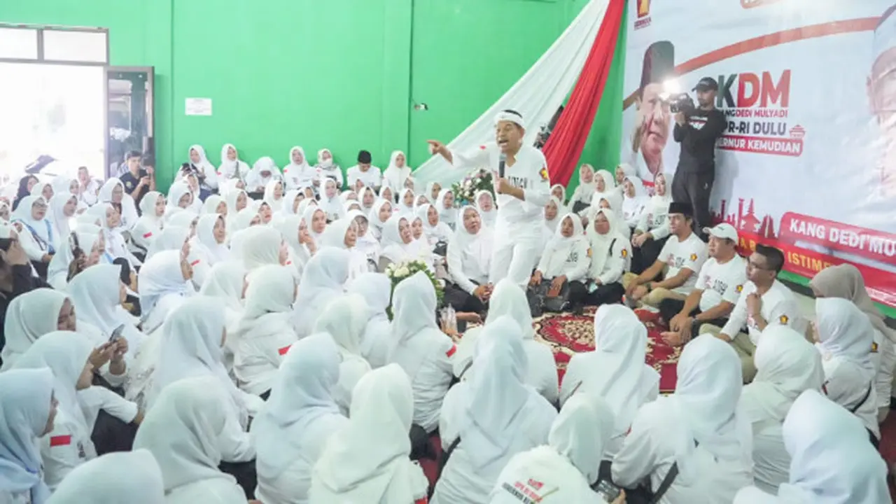 Kampanye Perdana Sebagai Caleg DPR-RI, Dedi Mulyadi Sungkem ke Ribuan Ibu di Purwakarta