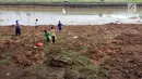 Anak-anak bermain layang-layang di sekitar kawasan Danau Setu Babakan yang mengering di Jakarta, Jumat (5/1). Mereka bermain sambil mengisi waktu libur sekolah. (Liputan6.com/Immnanuel Antonius)