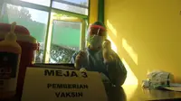 Petugas vaksinator Puskesmas Kawatuna, Kota Palu bersiaga untuk memberi layanan vaksinasi. (Foto: Liputan6.com/ Heri Susanto).
