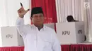 <p>Calon Presiden no urut 02, Prabowo Subianto mengangkat tangan usai menggunakan hak pilihnya pada Pemilu 2019 di TPS 041 Kampung Curug, Desa Bojong Koneng, Babakan Madang, Kabupaten Bogor, Jawa Barat, Rabu (17/4). Prabowo didampingi Fadli Zon. (Liputan6.com/Helmi Fithriansyah)</p>