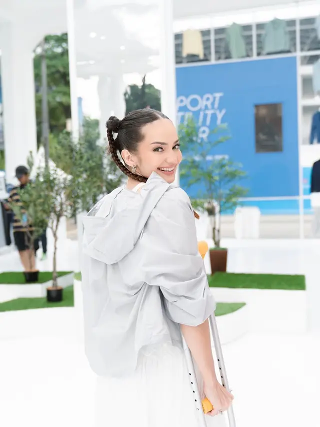 Tetap Stylish Meski Cedera Kaki, 6 Gaya Athleisure Enzy Storia di UNIQLO FITFEST 2025