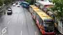 Bus Angkutan Perbatasan Terintegrasi Busway (APTB) saat berhenti di halte Transjakarta BNN, Cawang, Jakarta, Selasa (8/3/2016). Sebelumnya, Dinas Perhubungan DKI Jakarta sempat melarang bus APTB memasuki wilayah Ibukota. (Liputan6.com/Yoppy Renato)