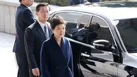 Mantan Presiden Korsel, Park Geun-hye setibanya di kantor kejaksaan, Seoul, Selasa (21/3). Setibanya di kantor kejaksaan, Park meminta maaf kepada publik Korea Selatan atas kasus skandal korupsi yang menimpanya. (Kim Hong-ji/Pool Photo via AP)