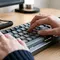 6 Alasan Keyboard F dan J terdapat Tonjolan Kecil, Bantu Mengetik Lebih Cepat