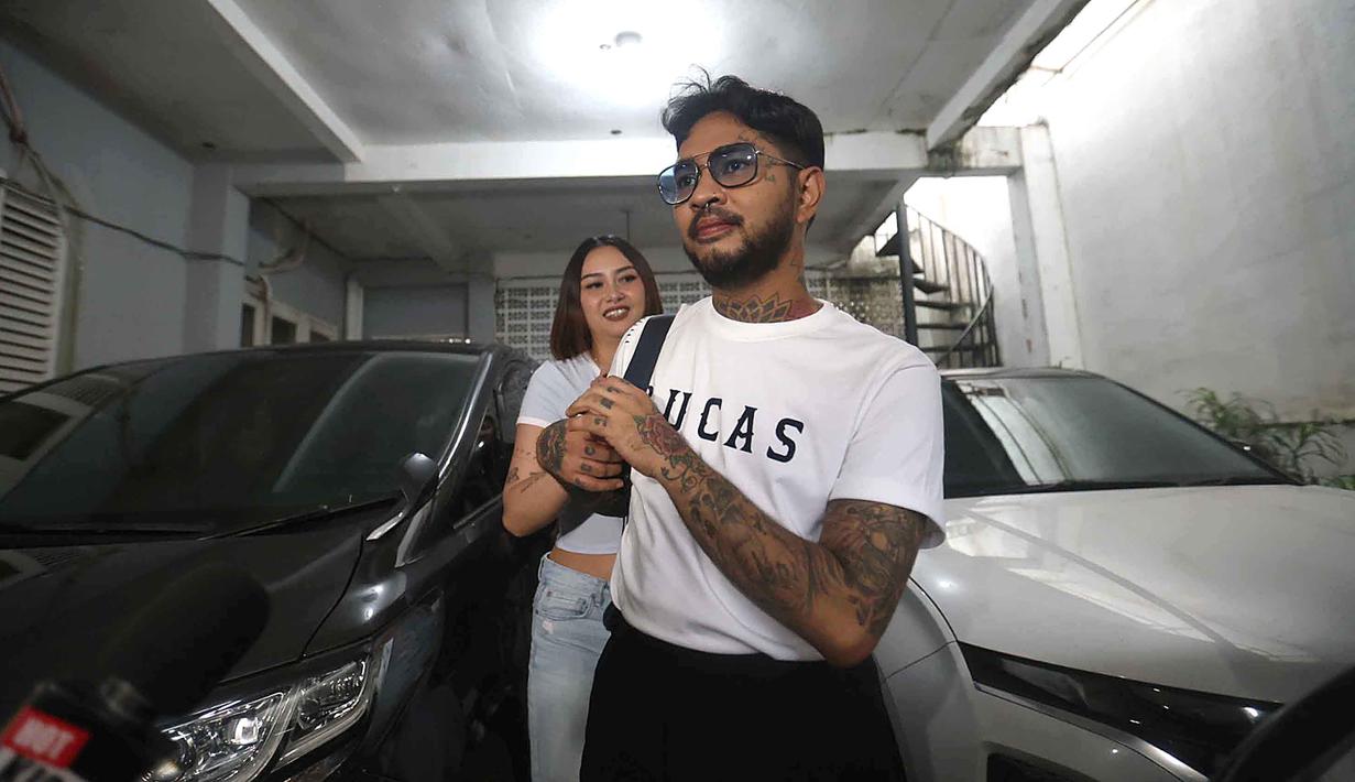 Aktor sekaligus musisi, Onadio Leonardo atau akrab disapa Onad (kanan) bersama istrinya, Beby Prisillia sesaat sebelum meninggalkan panti rehabilitasi Yayasan Pemulihan Natura Indonesia di kawasan Lebak Bulus, Jakarta Selatan, Rabu (28/1/2026). Aktor sekaligus musisi Onadio Leonardo alias Onad resmi bebas dari panti rehabilitasi. (Kapanlagi.com/Budy Santoso)