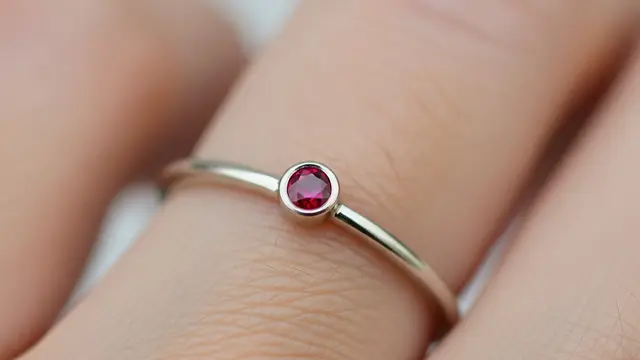 Model Cincin dengan Batu Rubi Prediksi Tren di 2026 (AI)