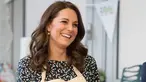 Kate Middleton tersenyum saat memasak dalam persiapan acara Commonwealth Big Lunch di Luke's Community Centre, London, Inggris (22/3). Big Lunch merupakan acara tahunan terbesar di Inggris. (Paul Edwards/ Pool via AP)