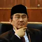 Ketua DKPP, Jimly Asshiddiqie menyimak hasil putusan terkait penyelenggara pemilu diberbagai daerah pada sidang DKPP, Jakarta, Selasa (26/1/2016). Sidang memutuskan memberi peringatan pada tiga komisioner KPU Kabupaten. (Liputan6.com/Helmi Fithriansyah)