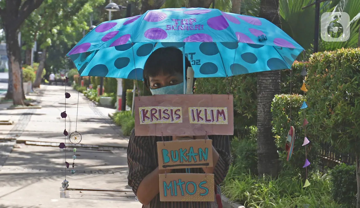 Para peserta aksi Asia Climate Rally menggelar unjuk rasa depan Balai Kota DKI Jakarta, Jumat (27/11/2020). Mereka meminta pemerintah melakukan tindakan nyata dalam penyelamatan iklim, salah satunya dengan berhenti mendanai industri bahan bakar fosil yang mematikan. (Liputan6.com/Hermann Zakharia)