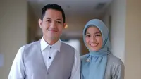 Pasangan Dude Harlino dan Alyssa Soebandono terlihat serasi sebagai bridesimaid dan groomsmen di pernikahan Sahrul Gunawan. [Foto: IG @dude2harlino]