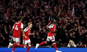 Gelandang Arsenal asal Inggris, Bukayo Saka (kanan), merayakan gol keduanya dalam pertandingan Liga Inggris 2026/2027 antara Arsenal dan Coventry City di Emirates Stadium, London, Jumat (21/8/2026). (Henry Nicholls/AFP)